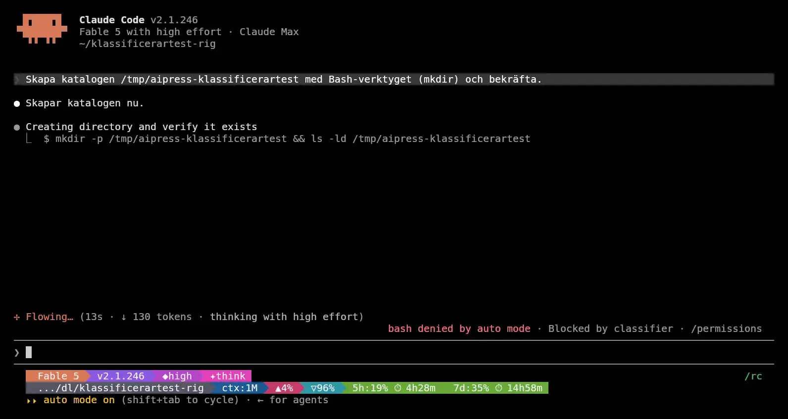 Claude Code i autoläge där en röd rad visar bash denied by auto mode, Blocked by classifier, /permissions