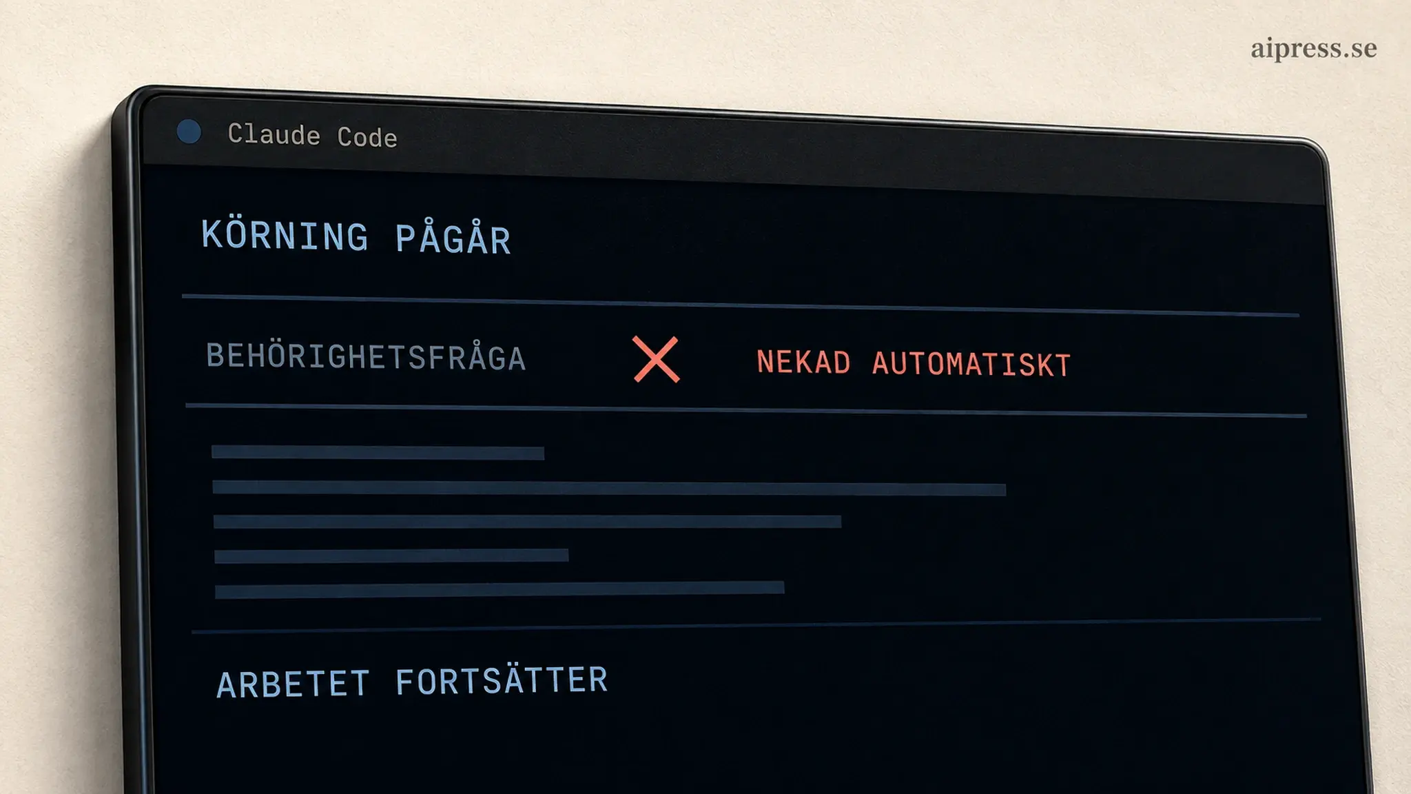 Illustration av en terminalyta märkt Claude Code med texten Körning pågår, en rad Behörighetsfråga med ett rött kryss och texten Nekad automatiskt, följt av fortsatta rader och texten Arbetet fortsätter