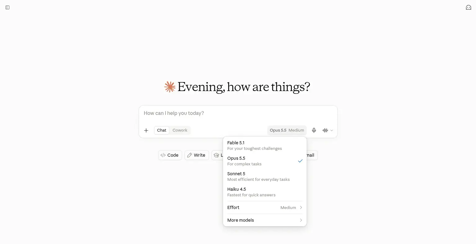 Modellväljaren på claude.ai med Opus 5.5 förbockad, Fable 5.1, Sonnet 5, Haiku 4.5 och raden Effort Medium