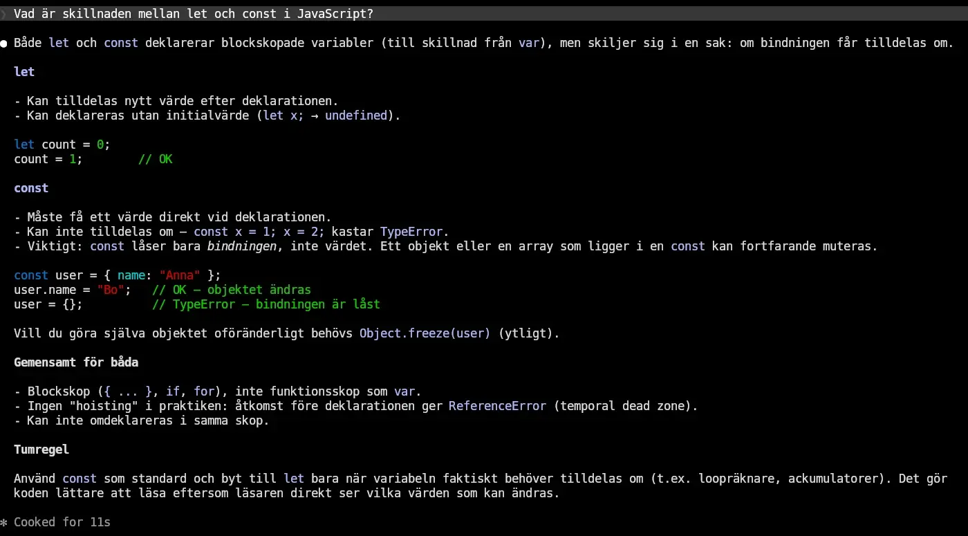 Claude Code i standardstilen svarar på frågan om let och const i JavaScript med tre rubriker och två kodblock