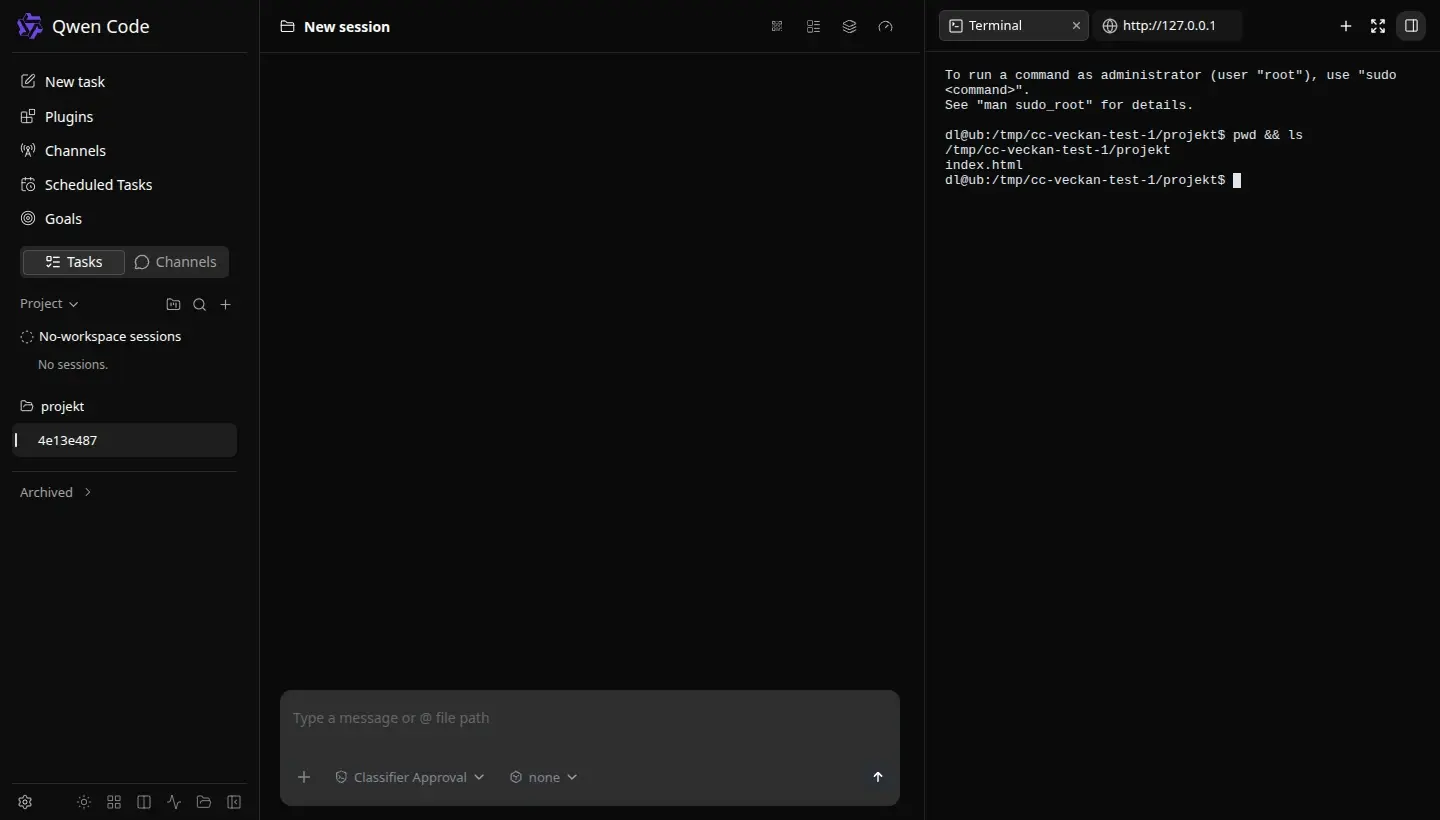 Qwen Codes Web Shell i webbläsaren med en terminalflik i högerpanelen bredvid konversationen, där kommandot pwd och ls visar projektmappen och filen index.html.