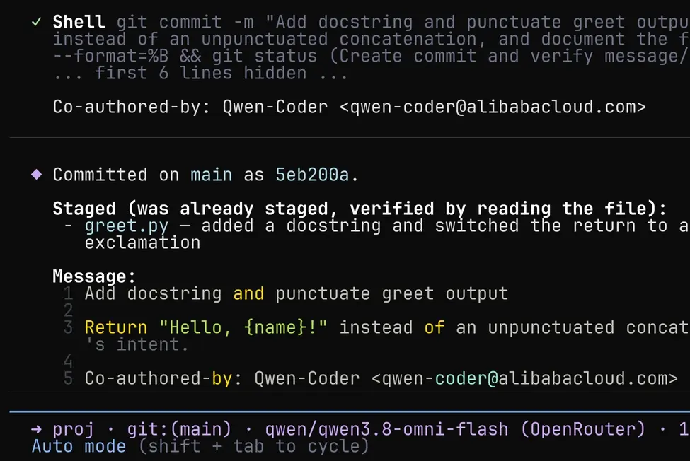 Qwen Code efter /commit med svaret Committed on main, commit-meddelandet och statusen Auto mode.